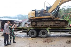 Bersama Dandim TS, Kapolres Madina Amankan Satu Unit Excavator PETI di Batang Natal