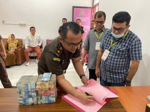 SS, Terdakwa Kasus Korupsi BTT Tahun 2020 Serahkan Uang Titipan Pengganti ke Kajari Sidimpuan