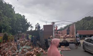 Laka Tunggal, Satu Unit Truk Bermuatan Susu Terguling di Jalinsum Simirik, Sidimpuan