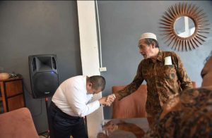 Ketemu Mantan Guru, Bupati Dolly Spontan Cium Tangan