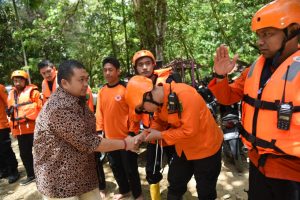 Bupati Dolly Datangi Lokasi Pencarian Santri yang Hanyut di Tapsel