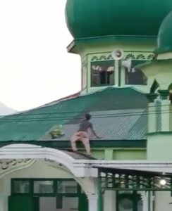 Panjat Atap Masjid, Aksi Pria Setengah Telanjang Hebohkan Warga Sidimpuan