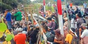 Minta Ketegasan Pemerintah, Ratusan Warga Singkuang Madina Demo PT Rendi