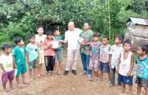 Senangnya Anak-anak ini Dapat Bola Kaki dari Rusydi Nasution