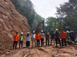 Kolaborasi Pemkab Tapsel-PT NSHE Turunkan 2 Excavator Bersihkan Longsoran di Jalan Bulu Mario