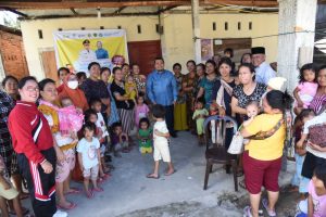 Emak-emak di Tano Tombangan Angkola Rebutan Foto Dengan Bupati Tapsel