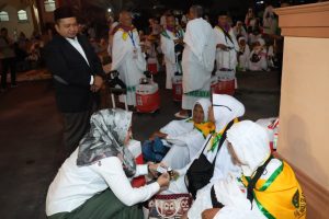 Luar Biasa!, Bupati Dolly dan Ibu Ketua TK PKK Layani Calhaj Dengan Kasih Sayang