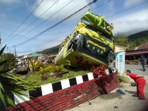 Laka Tunggal, Truk Pengangkut CPO Terbalik di Depan SPBU Simago-mago Sipirok