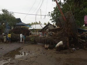 Dua Pohon Timpa Bangunan Mes Pemkab di Kecamatan Natal