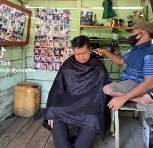 Bupati Dolly Potong Rambut di Tukang Pangkas  Disabilitas