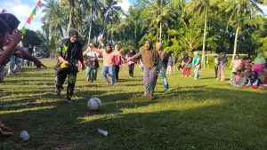 Melihat Keseruan Jelang HUT RI di Desa Tabuyung, Madina: Ibu-ibu Main Bola Dangdut Hingga Lomba Mengenyam Ketupat