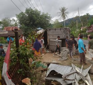 Satu Tewas, Truk Tabrak Warung di Desa Padang Lancat Sisoma Batang Toru