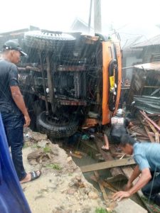 Jalan Licin, Truk Terguling Timpa Warung, 1 Orang Kritis