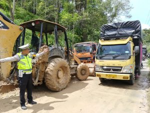 8 Jam Ditutup Akibat Longsor, Kini Jalinsum Muara Mais Dapat Dilalui