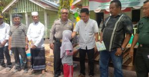 Ikut Bagikan Buku ke Siswa Kurang Mampu di Tabuyung,  Bhabinkamtibmas: Ini Program Perdana di Kecamatan Muara Batang Gadis