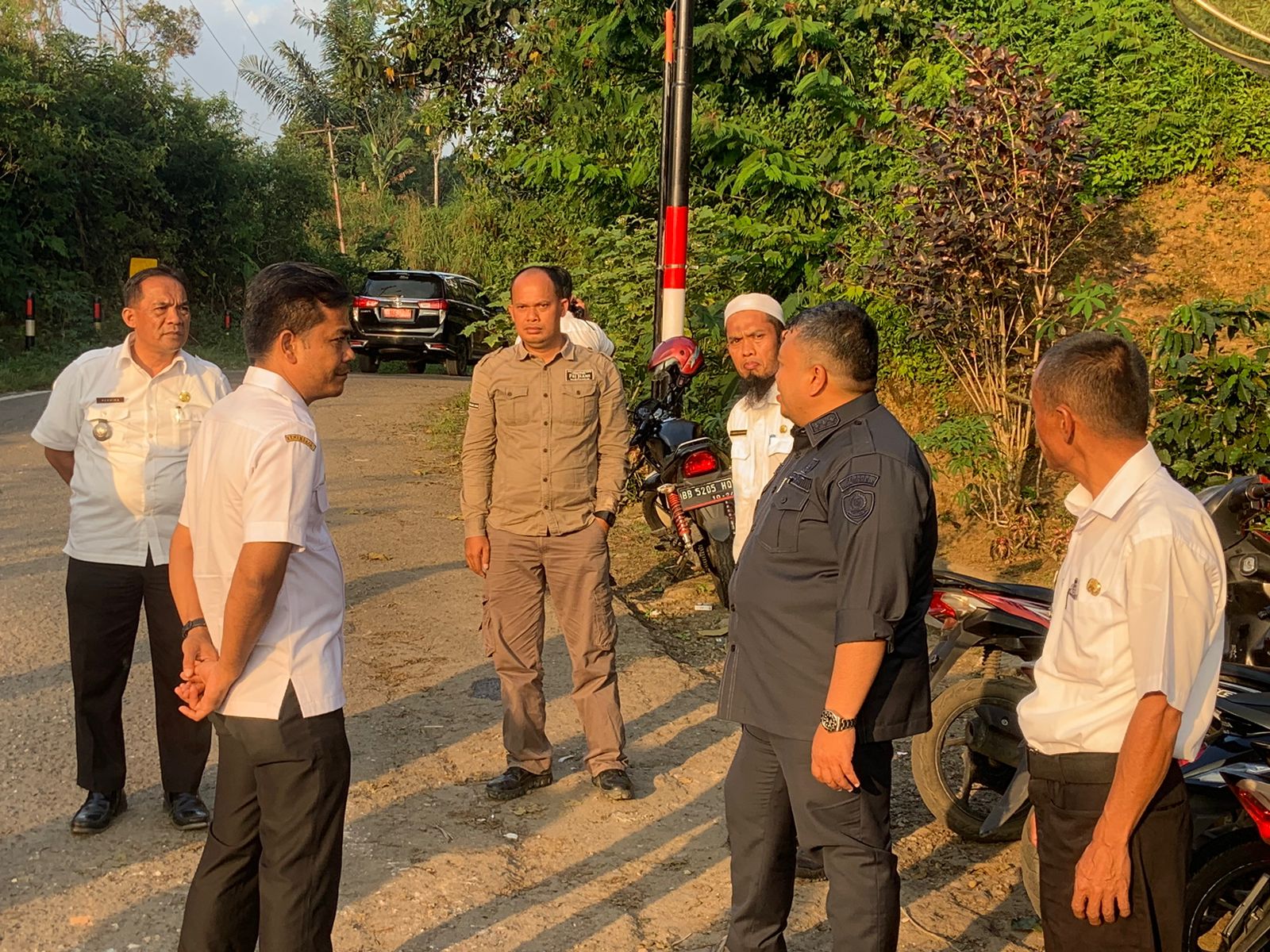 Bupati Tapsel Dolly Pasaribu Tinjau Perbaikan Jalan Penghubung