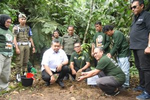 Bupati Dolly Pasaribu Lakukan Tanam 1000 Bibit Pohon dan Tebar 1500 Benih Ikan di Desa Luat Lombang