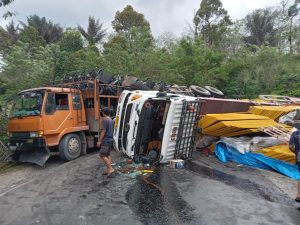 1 Unit Truk Terguling di Jalinsum Desa Simirik