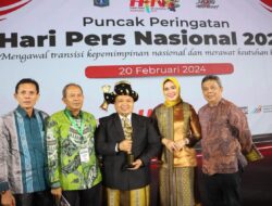 Puncak Hari Pers Nasional, Bupati Tapsel Terima Anugerah PWI 2024