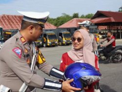 Apel Operasi  Keselamatan Toba, Polres Madina Bagikan Helm Gratis