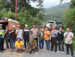 Pasutri Asal Padangsidimpuan Terjun ke Jurang, Kapolres Madina Bantu Evakuasi