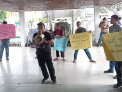 Pedagang Pasar Sangkumpal Bonang Demo di DPRD