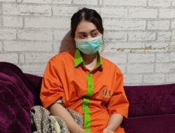 Demi Sang Mantan, Mahasiswi Cantik ini Gadaikan 11 Laptop Temannya