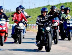 Aksi Seru Jokowi Motoran Bareng Influencer di Tol IKN