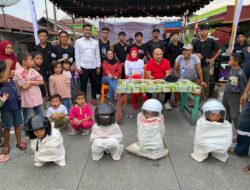 Di Padangsidimpuan ada Lomba Anak-anak Lari Dalam Karung Sambil Pakai Helm