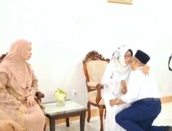 Dolly Pasaribu Minta Restu ke Ibunda Sebelum Berangkat ke KPU Tapsel