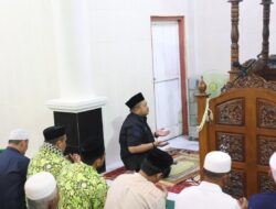 Magrib Keliling, Bupati  Dolly Jadi Imam Salat Isya di Tantom, Tapsel