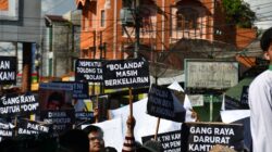 Ratusan Massa Demo Mapolres Padangsidimpuan