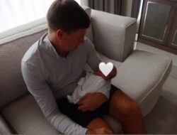 Legenda Liverpool Steven Gerrard Jadi Kakek di Usia 45 Tahun