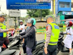Mantap! Jelang Perayaan Kemerdekaan RI, Satlantas Polres Padangsidimpuan Bagi-bagi Bendera