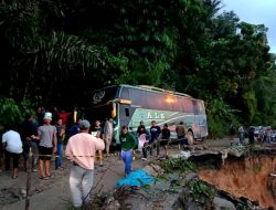 Amblas, Jalinsum Batu Jomba Tapsel Macet Total