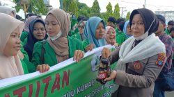 Polwan Bersorban dari Polres Padangsidimpuan Bagi-bagi Air Mineral dan Permen ke Mahasiswa